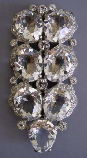 This Eisenberg fur clip, circa 1940, features graduated round clear rhinestones set in silver tone.