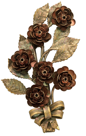 floral fur clip A clip from 1939 with copper flowers and gold-plated leaves.