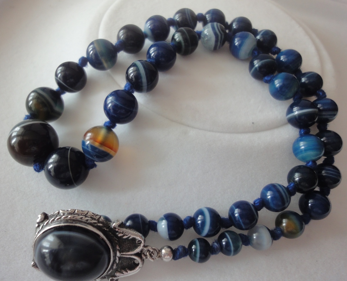 Silver combine really beautiful with blue color in this necklace