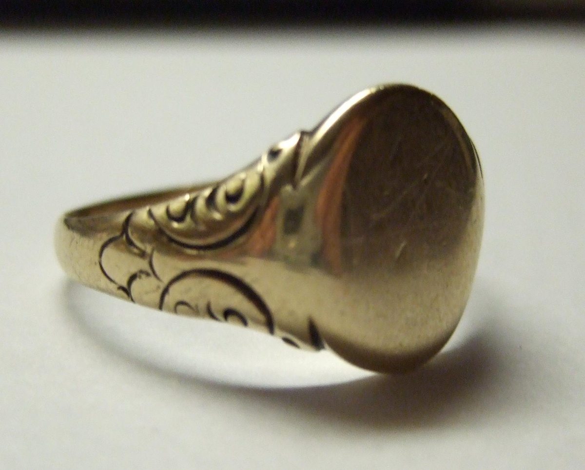 I'm confused... Old ring. (Hand Engraved? Gold?)