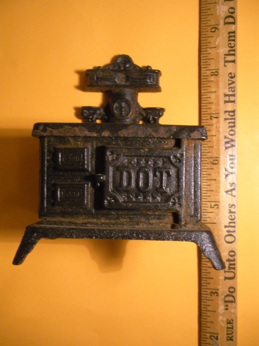 Cast Iron Bank ... Looks like a Cast Iron Stove