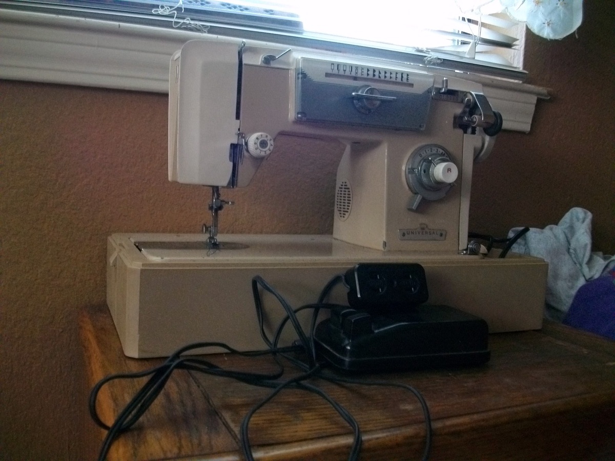Awesome Vintage/Antique Sewing Machine