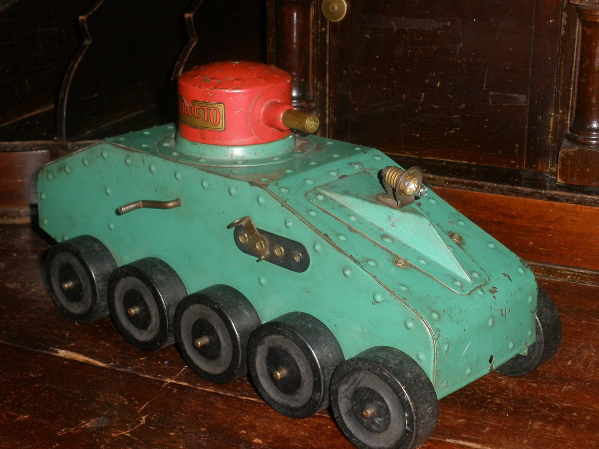 Structo Pressed Steel Tank 1930s. Electric headlight.  - Model Cars