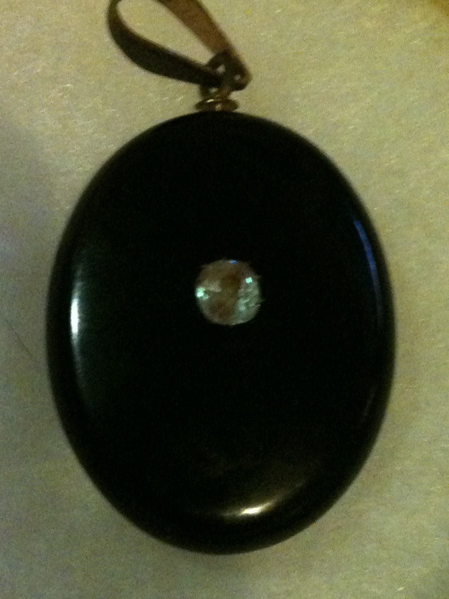 NTIQUE VICTORIAN BLACK (ENAMEL) ? MOURNING HAIR PORTRAIT PENDANT LOCKET 