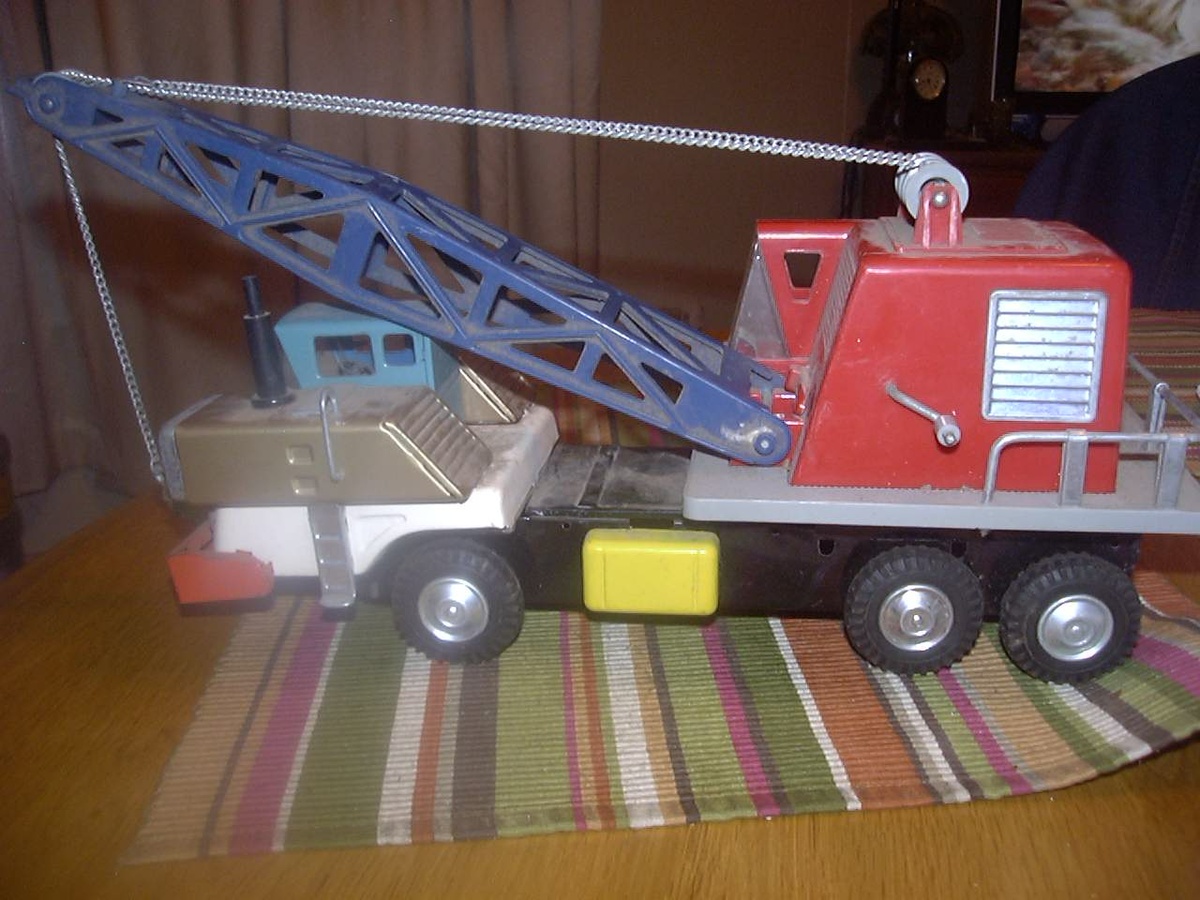 VINTAGE TOY TRUCK CRANE PRESSED METAL AND PLASTIC - Model Cars
