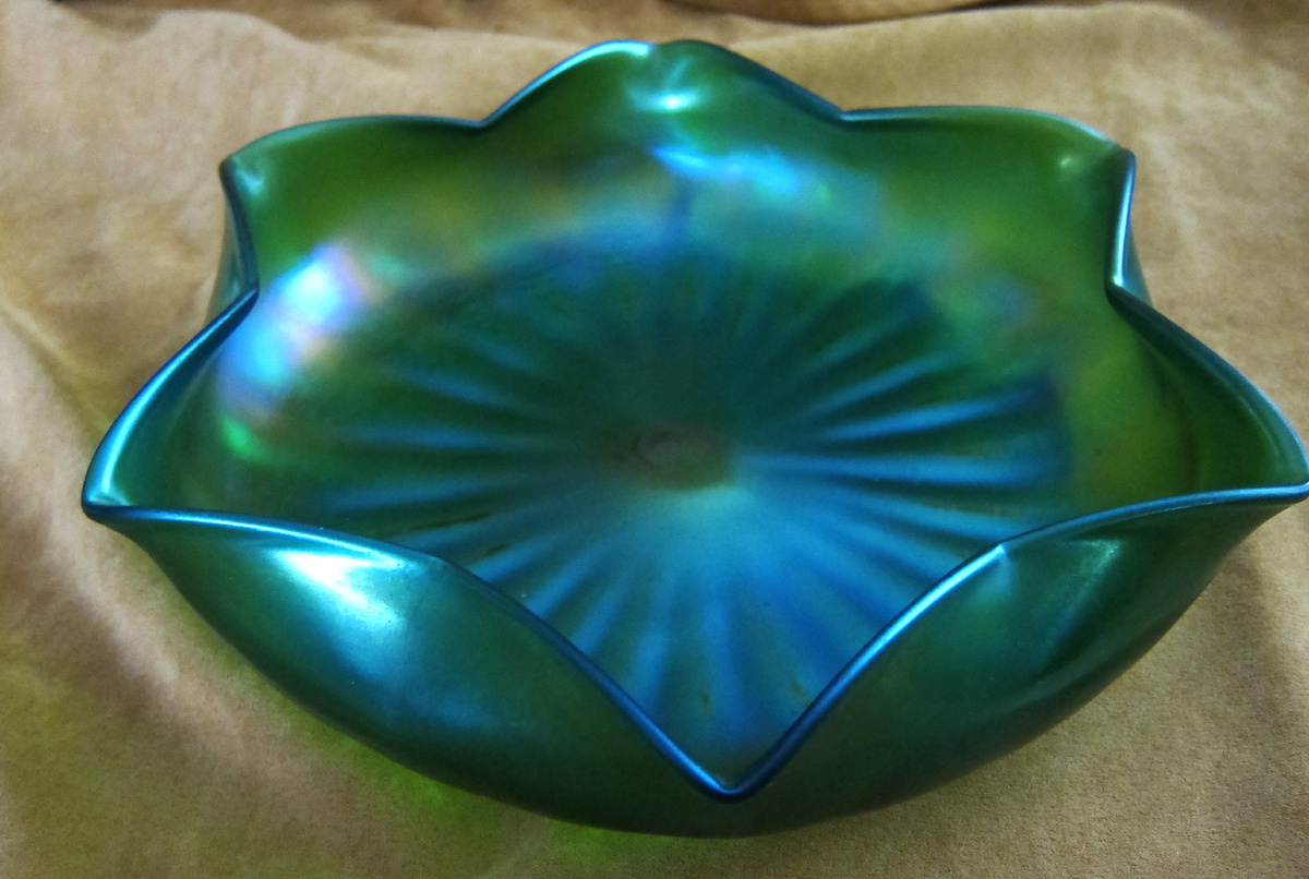 Nice green iridesecent glass bowl - 6 point flower