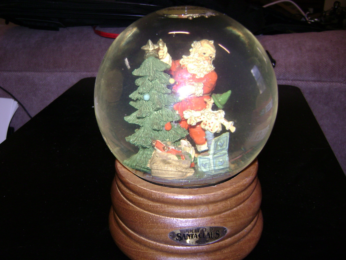 "Jolly Old Santa Claus" by Roman - snow globe