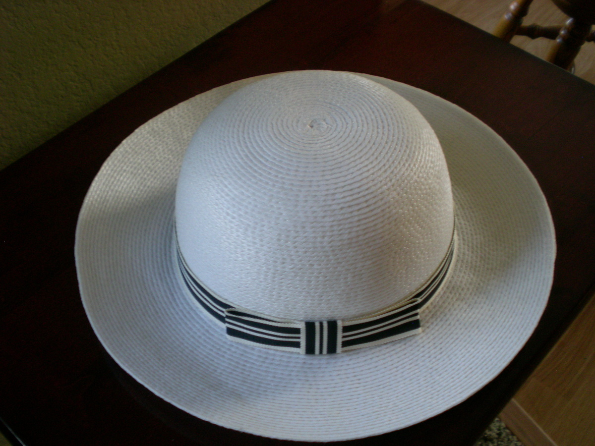 Women's off-white hat with matching off-white and black band with a bow.