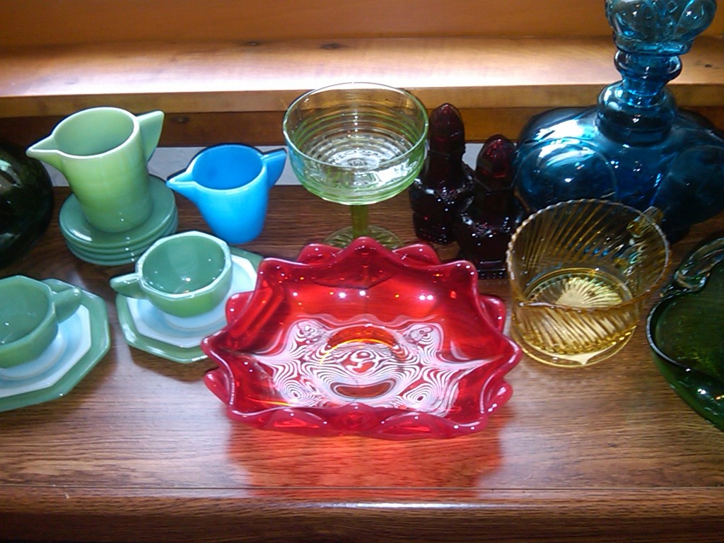 COLLECTION OF GLASS: AKRO AGATE, FENTON, HANDMADE GLASS AND MORE.