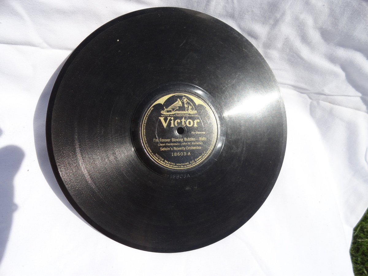 I'm Forever Blowing Bubbles & Yearning Medley Foxtrot VICTOR TALKING MACHINE CO 78 Record -- 10 Inch #18603 - Records