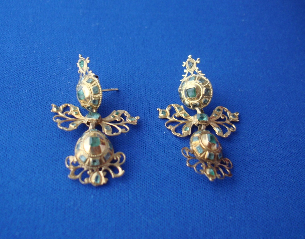 Spanish 18th Century Emerald Green Gold Earrings
