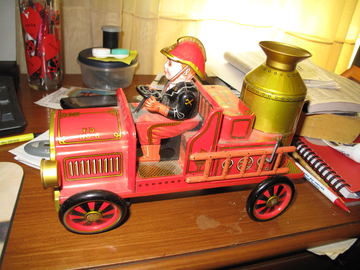 Tm {tin} battery operated fire engine