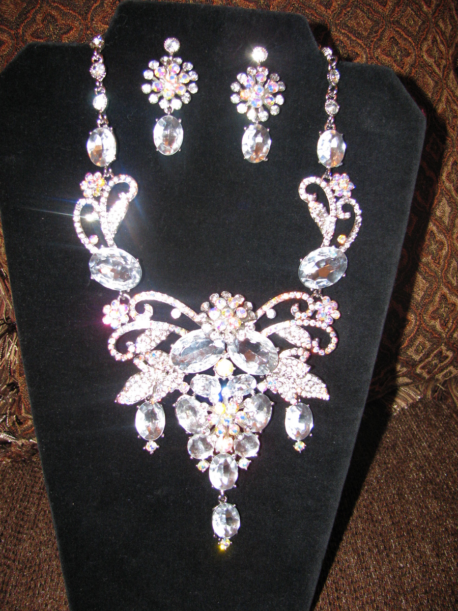 Unknown  Costume Jewelry Set - Costume Jewelry