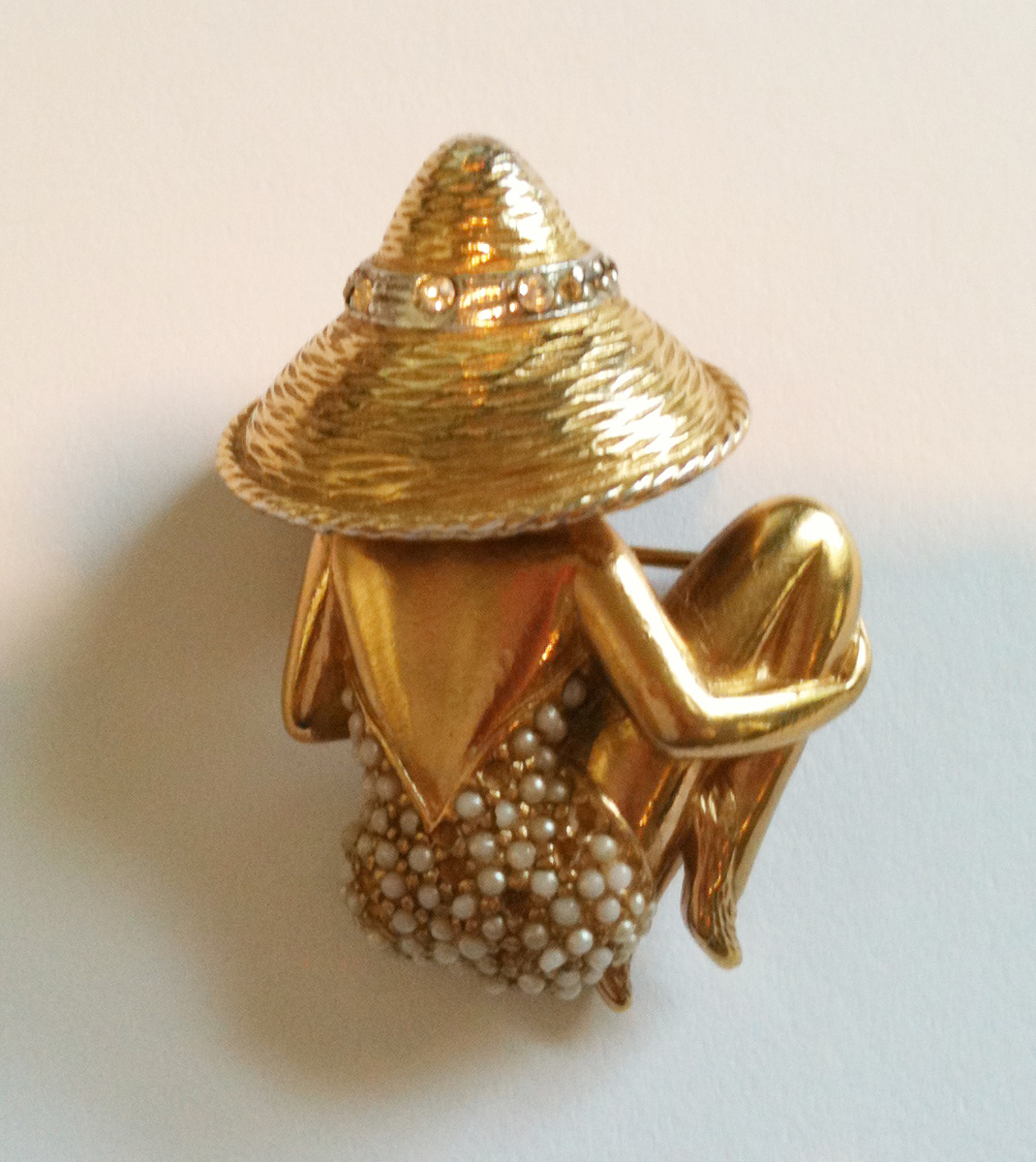 CINER SUN-BATHING LADY PIN ???