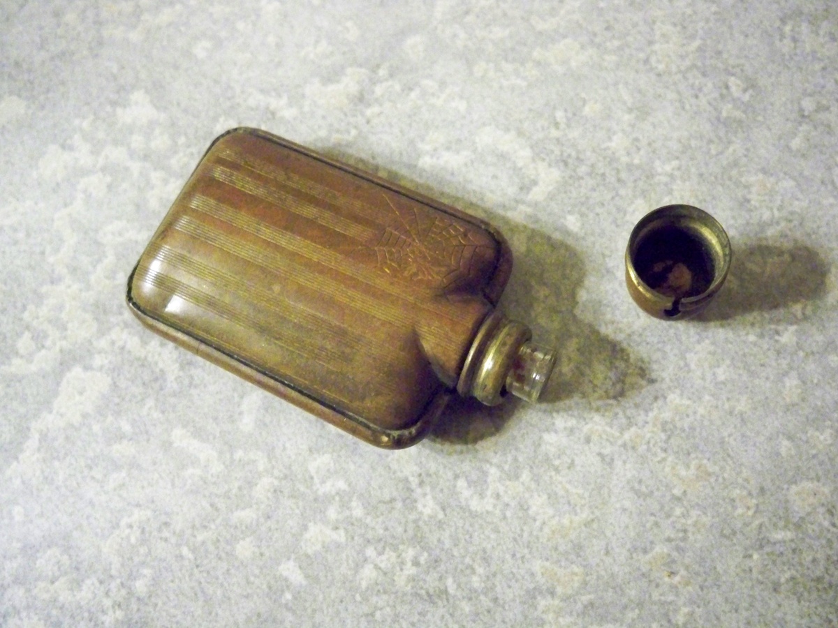 Is this a snuff bottle or a perfume bottle ?
