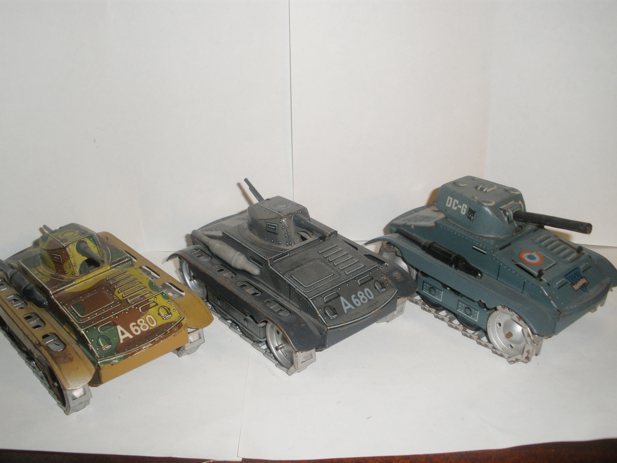 Arnold Tanks, pre, mid, and post war models. Tin wind up.  - Model Cars