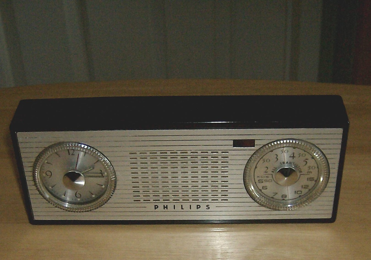 1957 Transistor Clock Radio - Radios