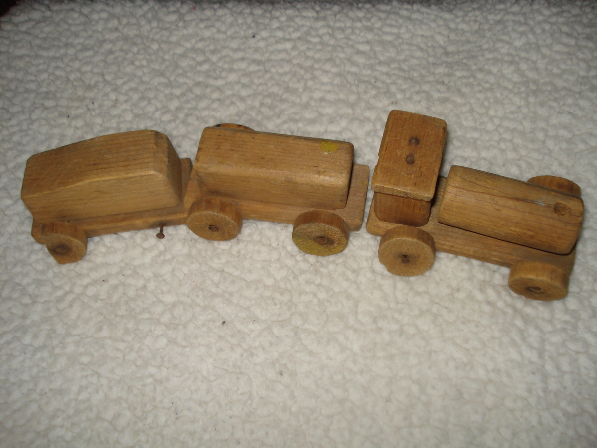 "WOODEN TRAIN" - Railroadiana