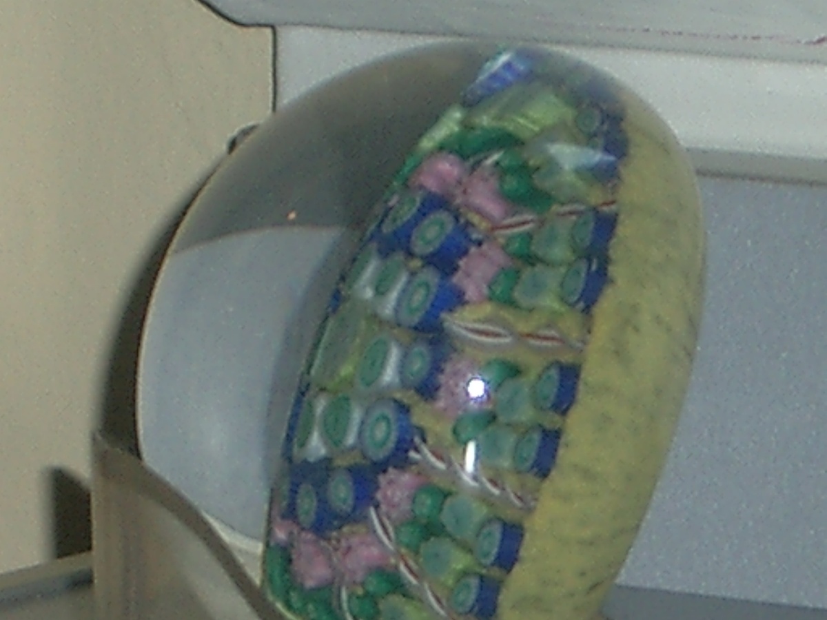 UNMARKED Mystery Paperweight - Strathearn or Who?  AGE ?
