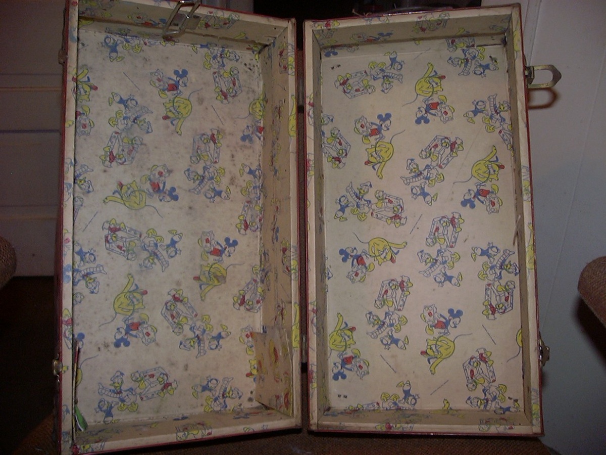 SMALL DISNEY TRAVEL TRUNK? - Furniture