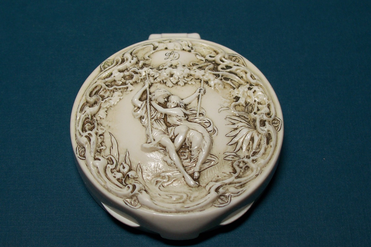 Lilly Dashe compact