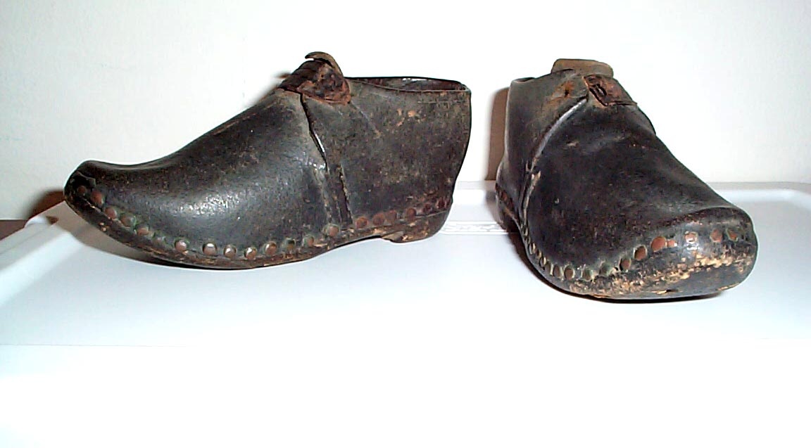 VERY OLD TODDLER 5 1/4" SIZE PAIR OF SHOES LEATHER & WOOD - Shoes