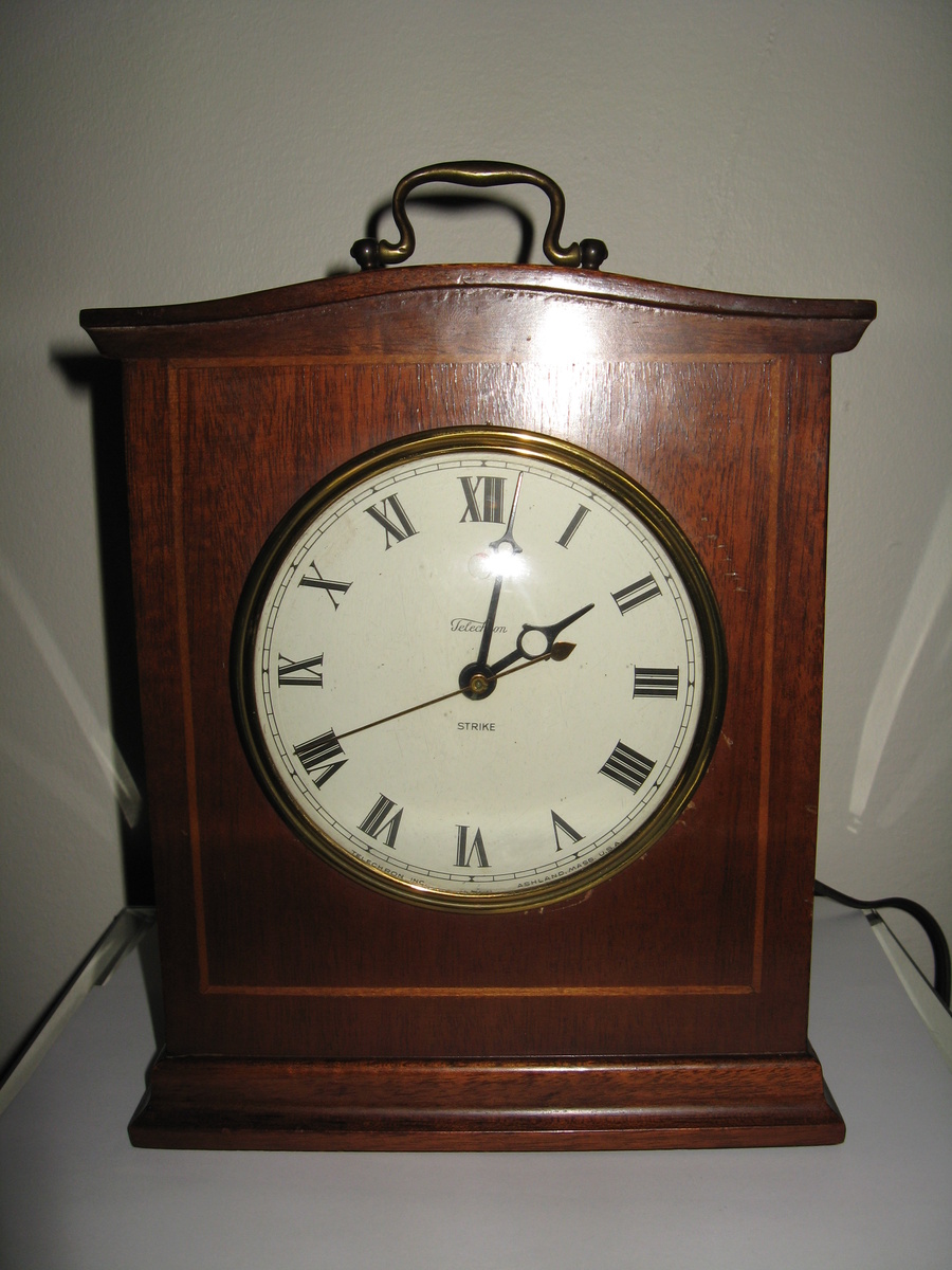 TELECHRON ELECTRIC CLOCK MODEL 6815 - Clocks