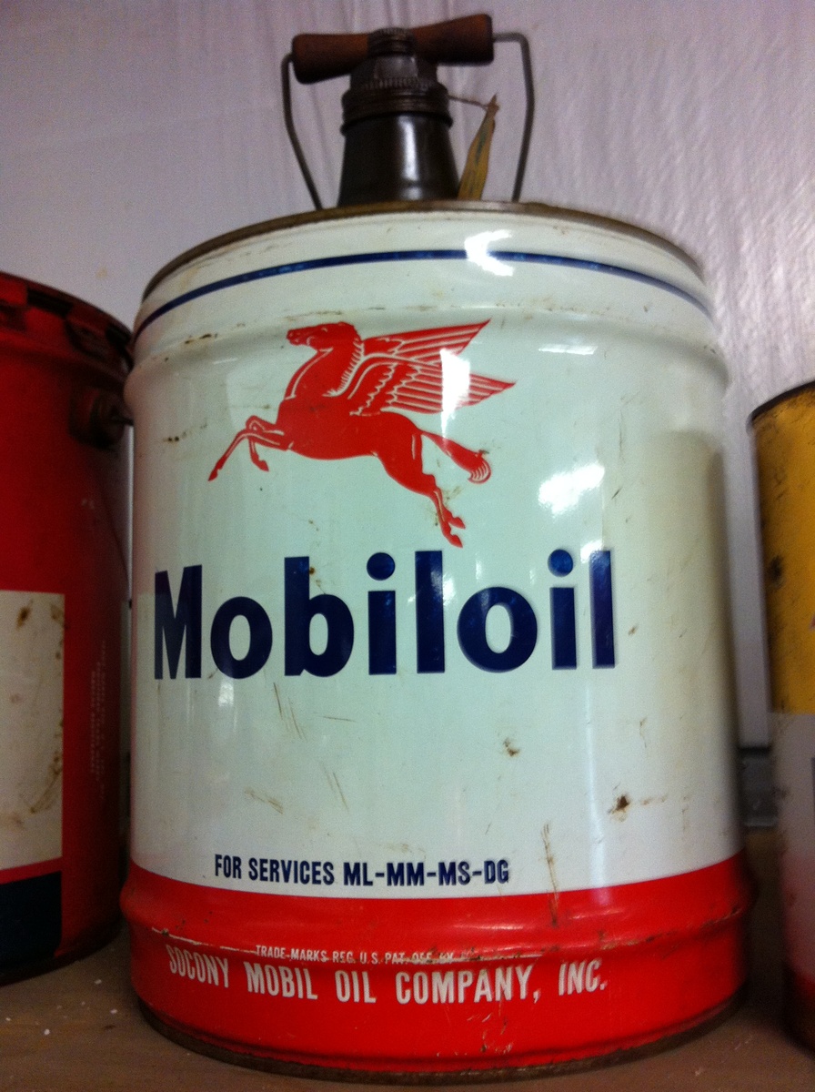 Oil cans - Petroliana