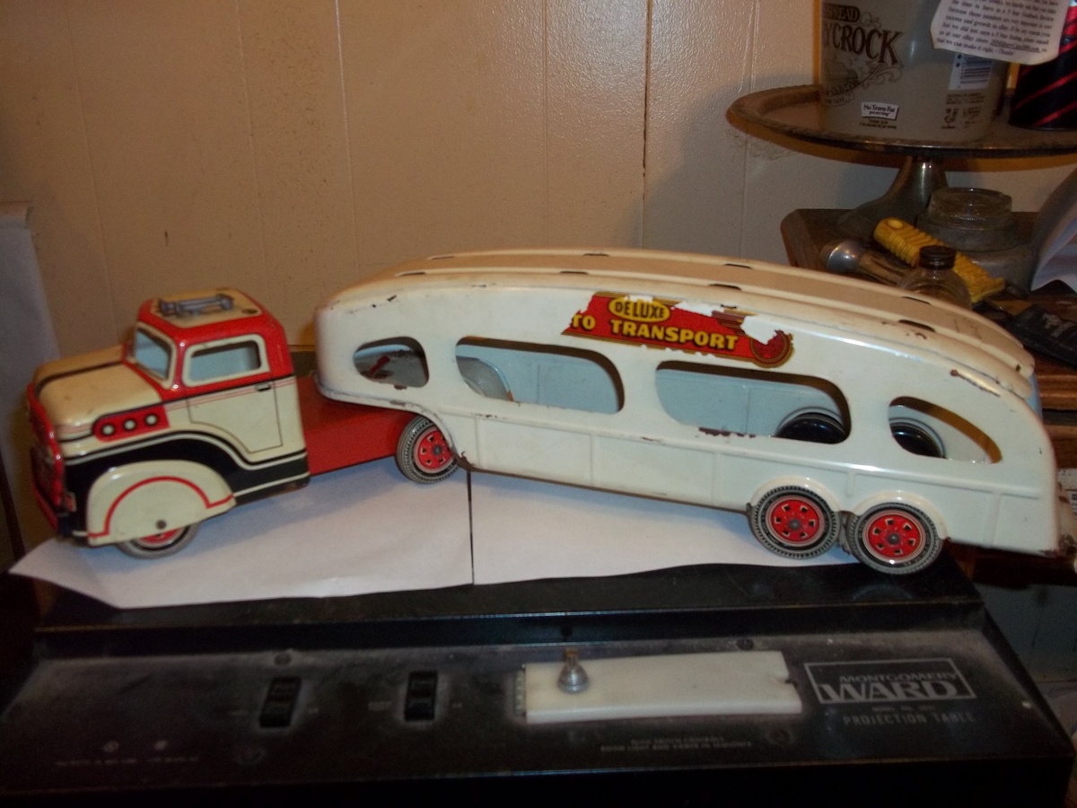 VINTAGE PRESSED TIN CAR HAULER - Model Cars