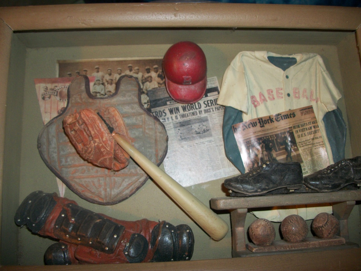 Interesting baseball diorama - Baseball