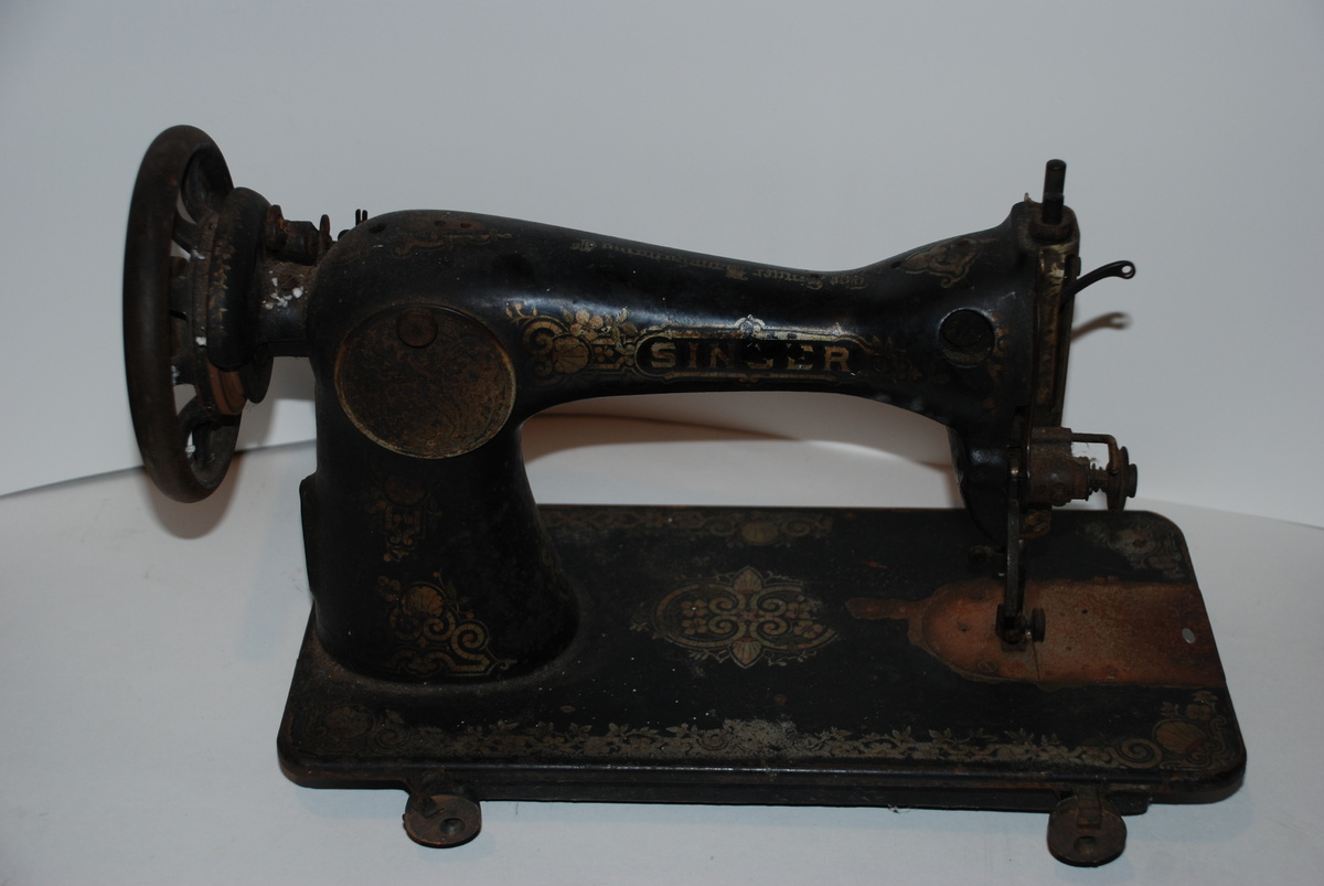 Final find of the day, Vintage Singer Sewing Machine ??