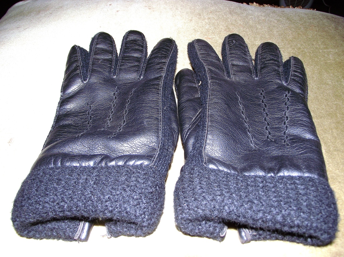 1966-'dents' mens gloves.