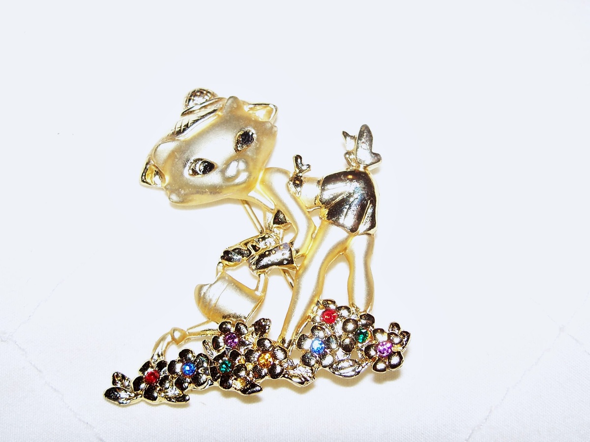 Mrs.Kitty in her garden... - Costume Jewelry