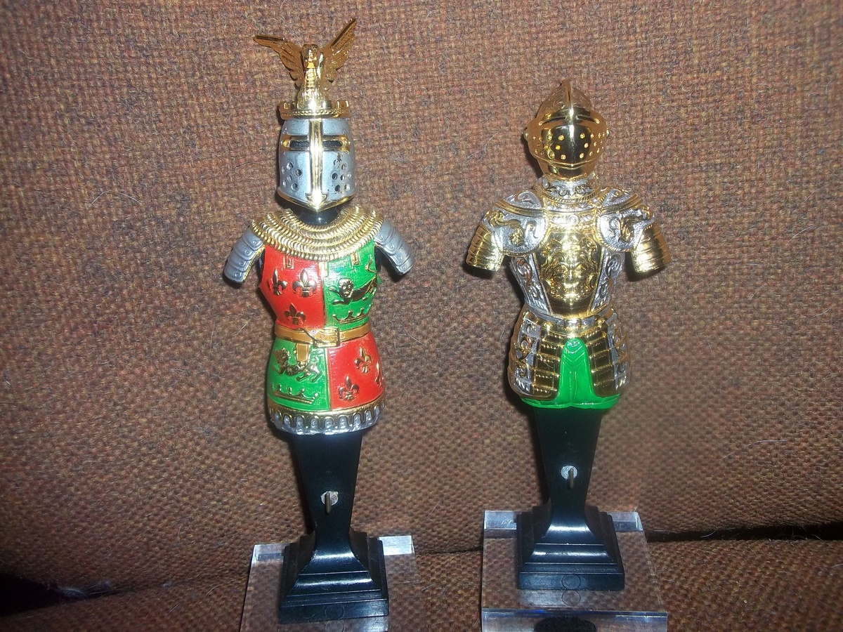 MINIATURE ARMOR SUITS - Action Figures