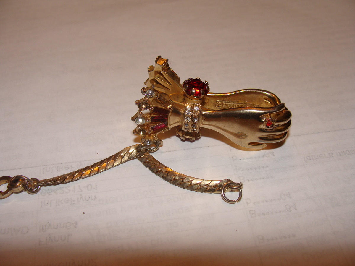 Is this a dress/sweater clip?
