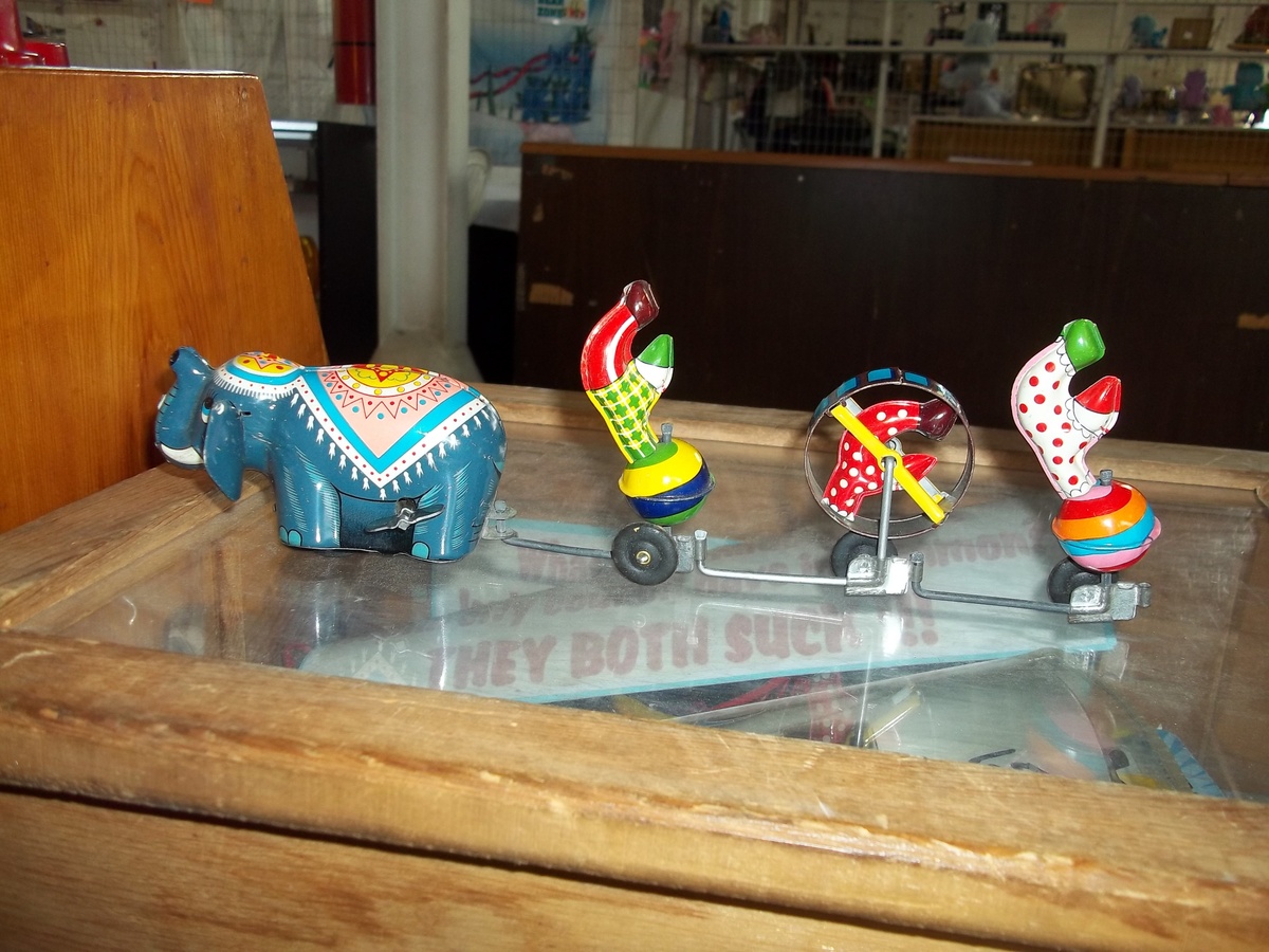 VINTAGE WIND UP TOY