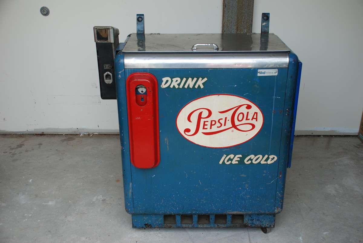 Pepsi vending machine nice old piece!!