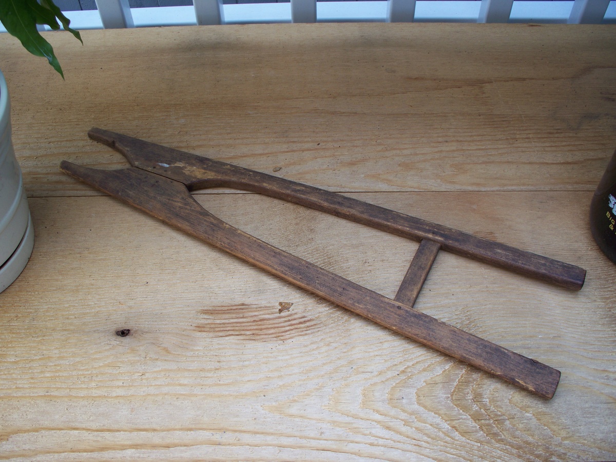 Antique Shuttle ? - Sewing