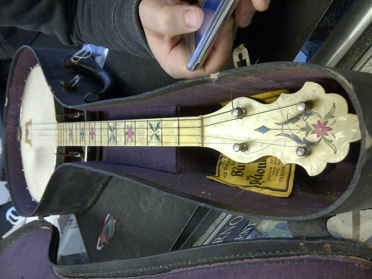 can anyone tell me what this 4 string banjo is worth? old gretsch i believe