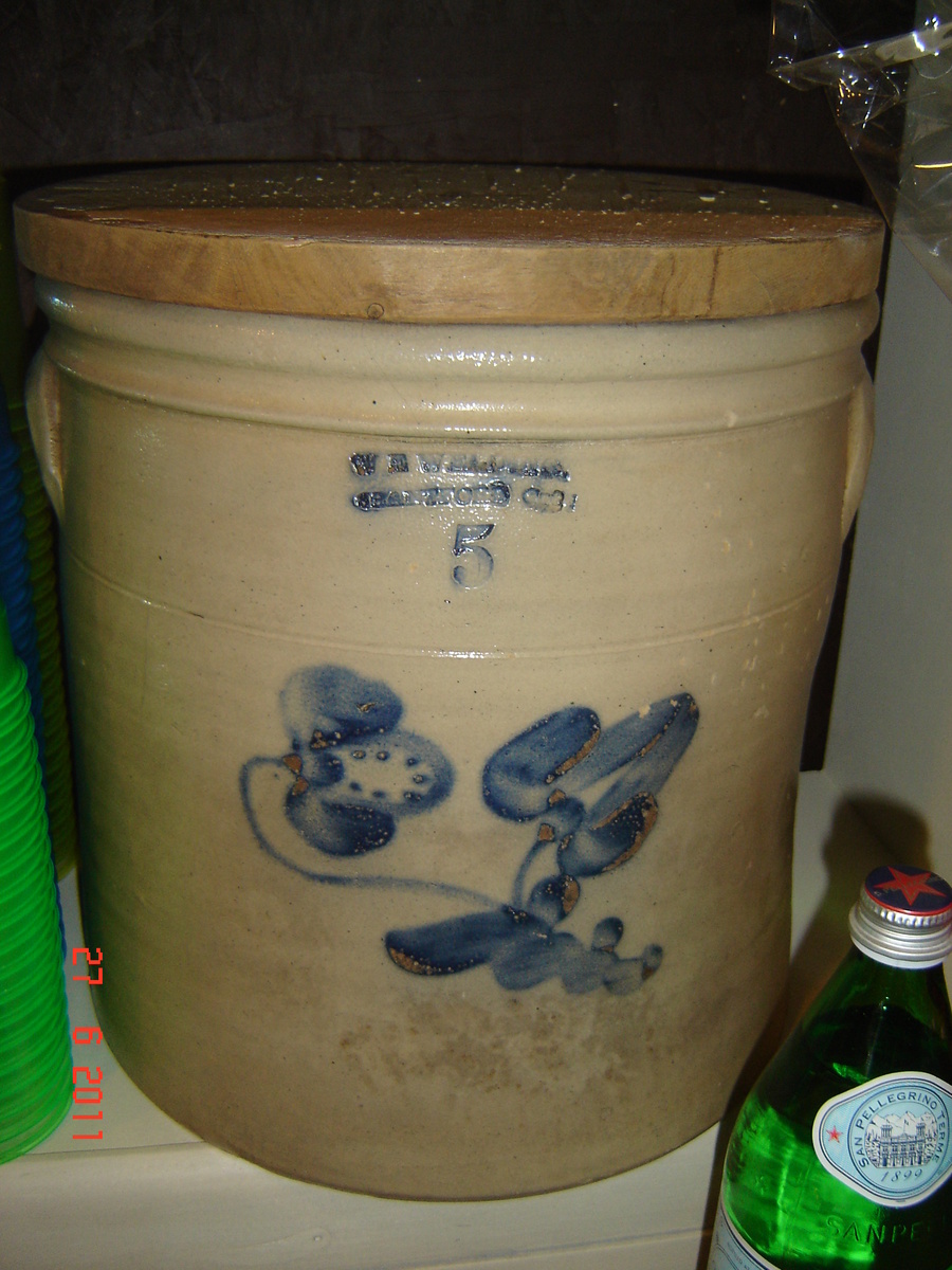 Antique crock - China and Dinnerware