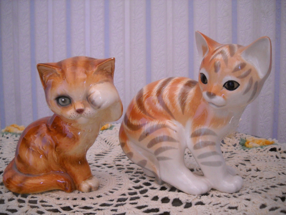 GOEBEL CAT & RUSSIAN CAT FIGURINES - Animals