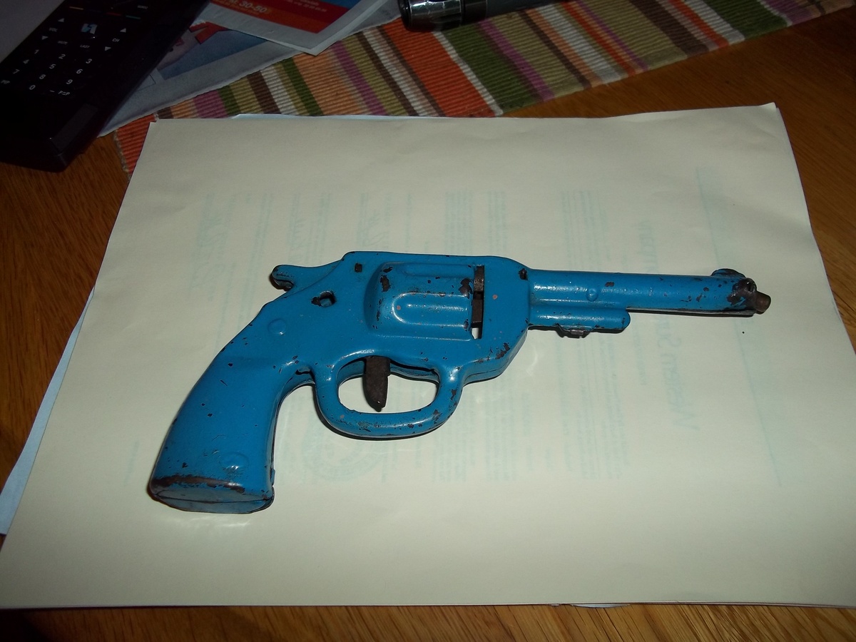 PRESSED TIN DART PISTOL