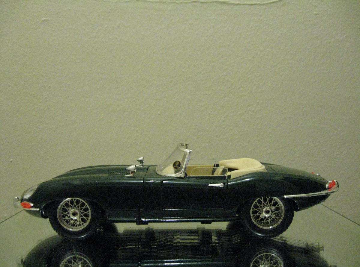  BURAGO - MADE IN ITALY - JAGUAR "E" (1961) SCALA  1/18 - Model Cars