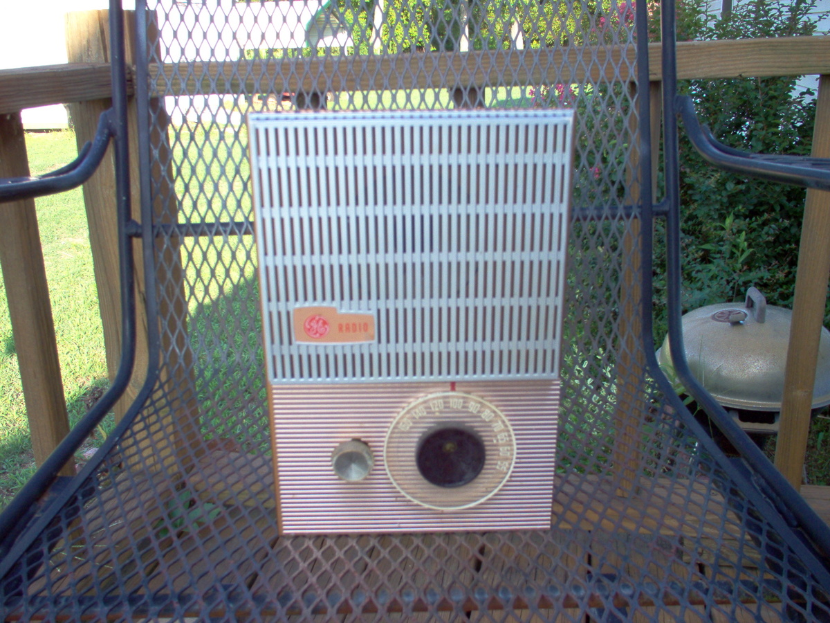 This is a GE tube radio model 495