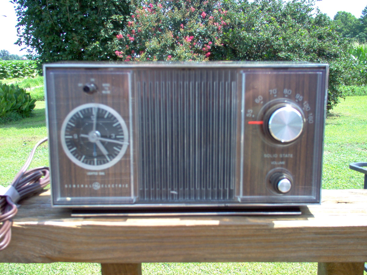 1969 GENERAL ELECTRIC CLOCK RADIO, NEW IN BOX! - Radios