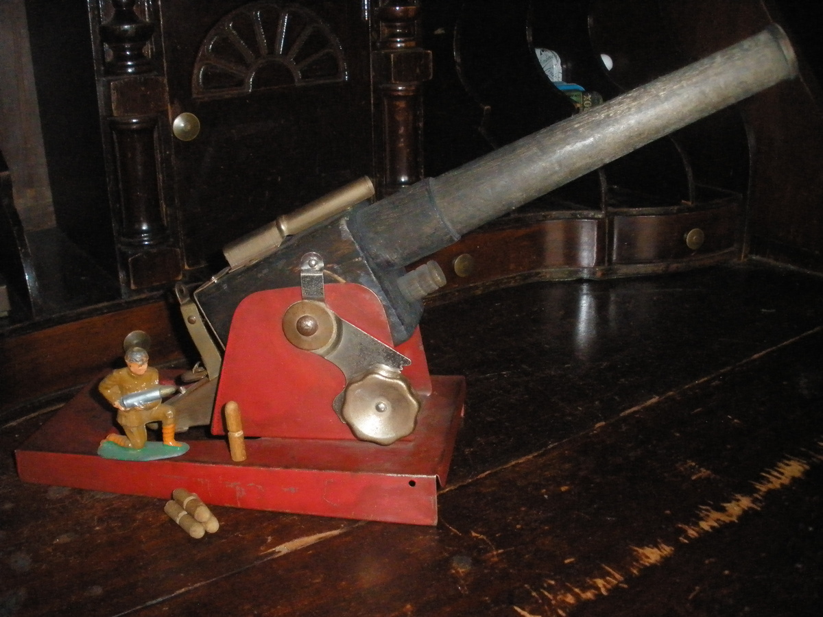 Baldwin Manufacturing Co. Cannon. 1930s wood and pressed steel. - Action Figures