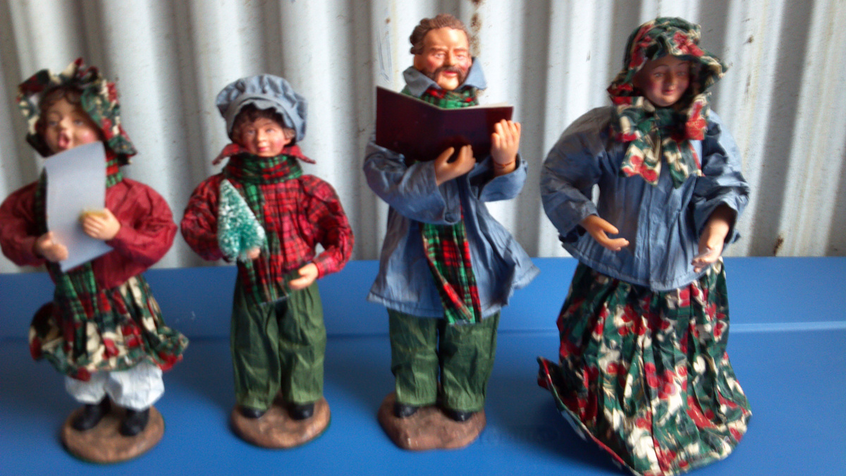 Christmas Caroler Family Doll Made in Taiwan Republic of China