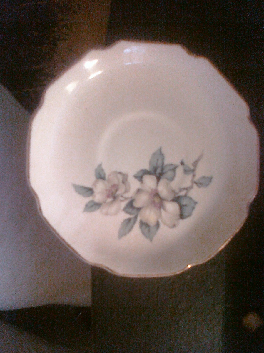 Beautiful Dinnerware and Glassware I see no mark what so ever if someone could reconize it would be great. Please Comment. - China and Dinnerware