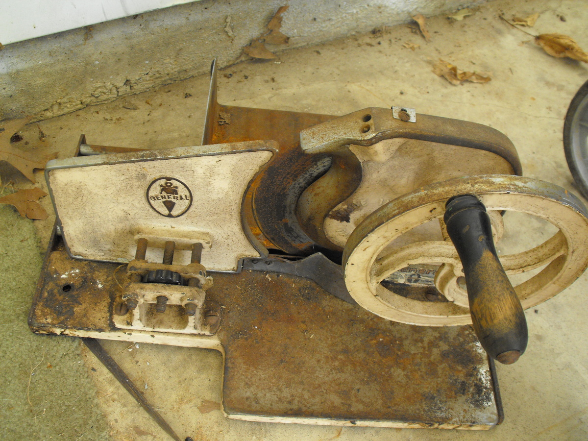Hand powered meat slicer