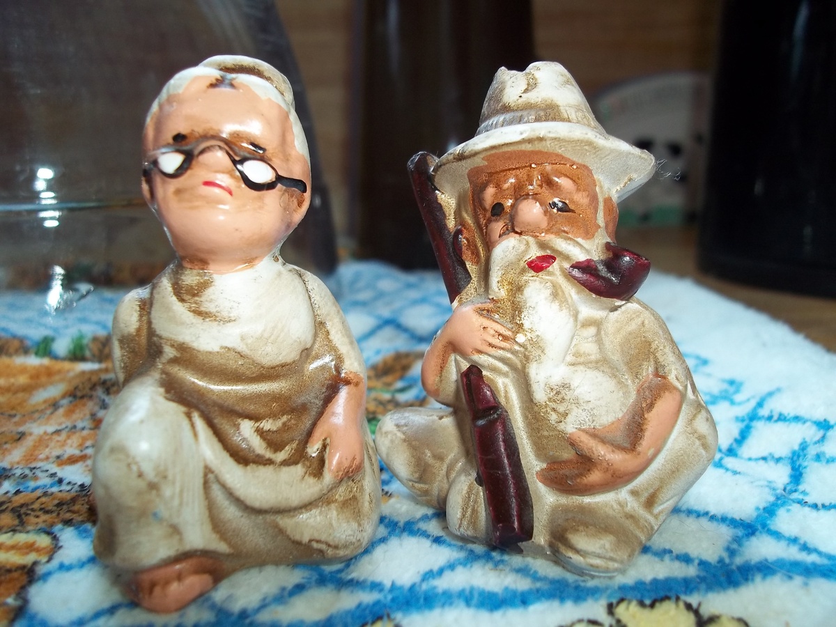 HILLBILLY SALT AND PEPPER SHAKERS - Kitchen